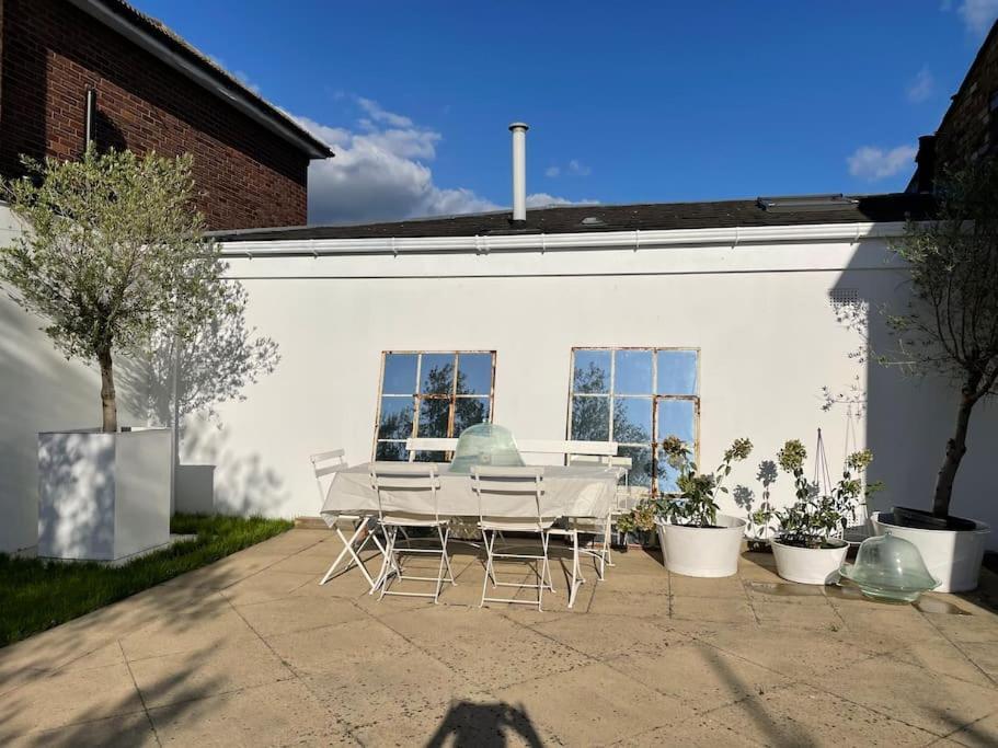 Willow House, Georgian Property In 셰퍼턴 외부 사진
