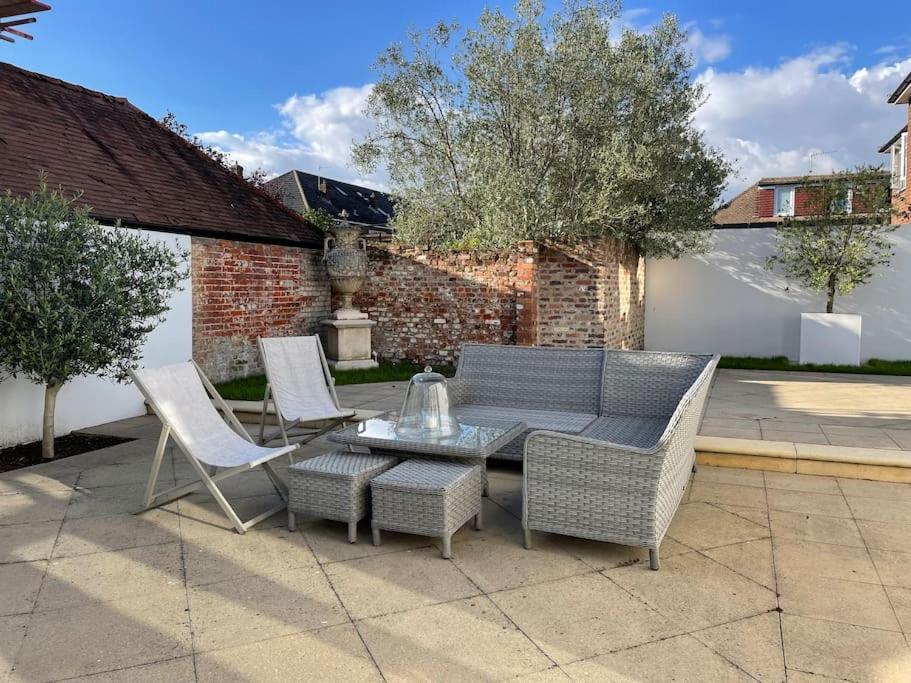 Willow House, Georgian Property In 셰퍼턴 외부 사진