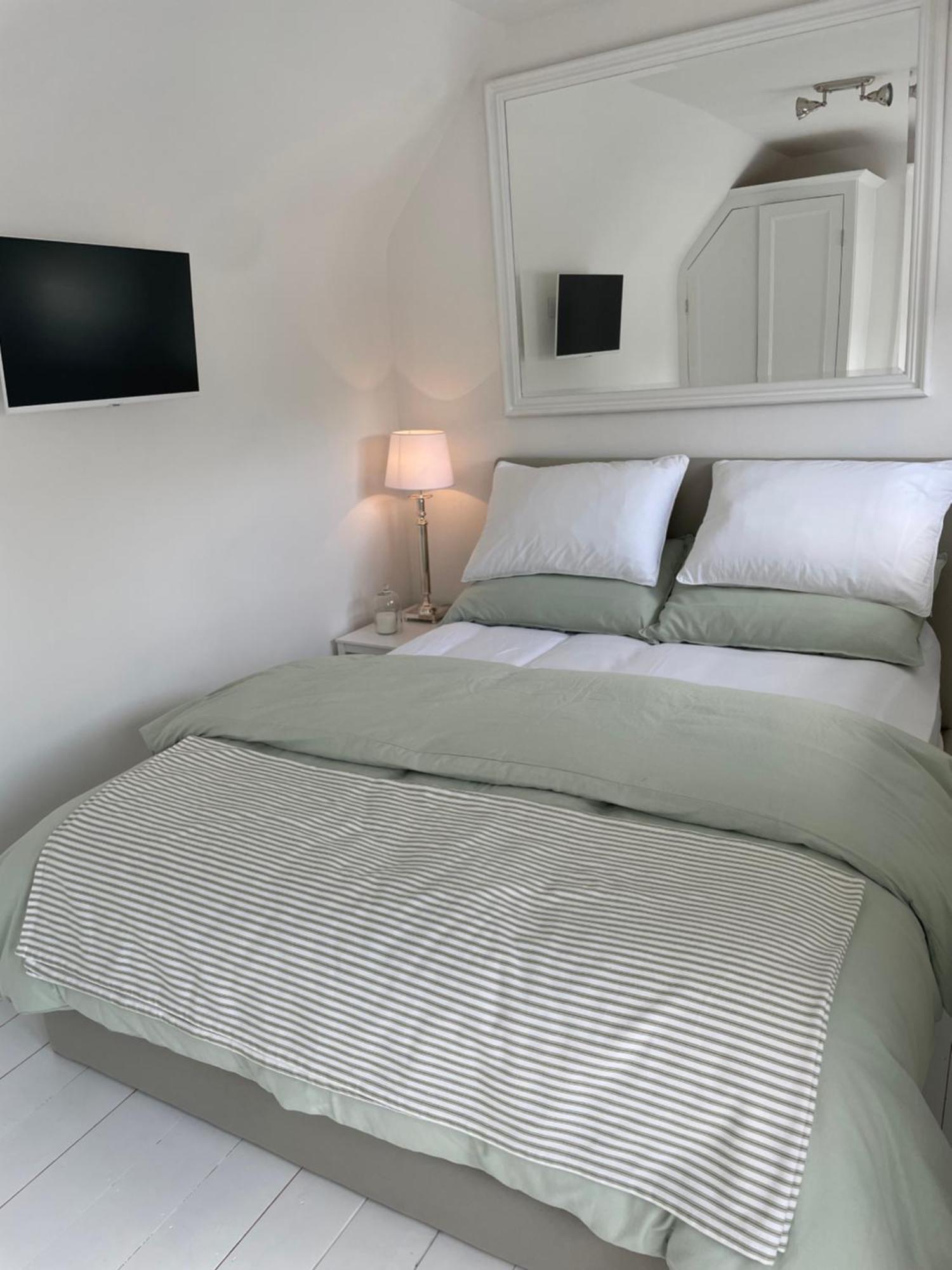 Willow House, Georgian Property In 셰퍼턴 외부 사진