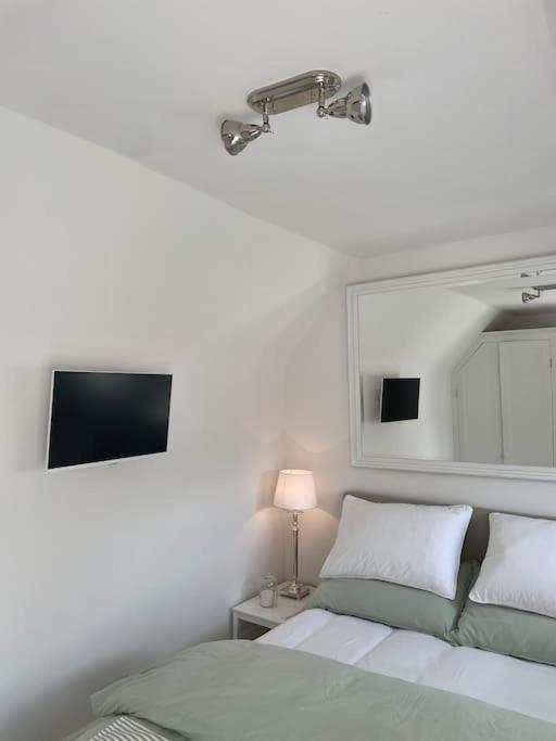 Willow House, Georgian Property In 셰퍼턴 외부 사진