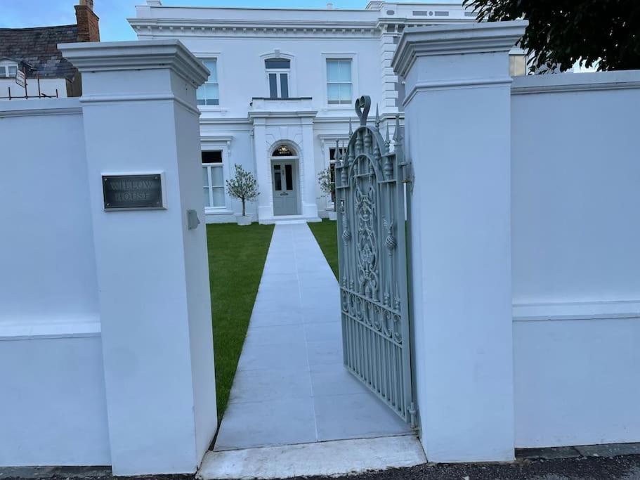 Willow House, Georgian Property In 셰퍼턴 외부 사진